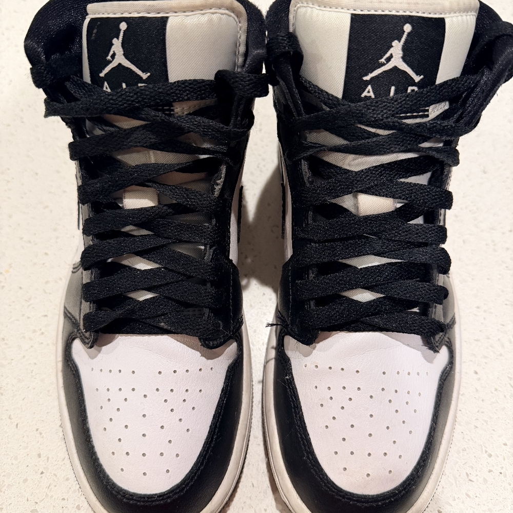 Nike Air Jordans Black & White Athletic Shoes Tennis Sneakers Hi Tops